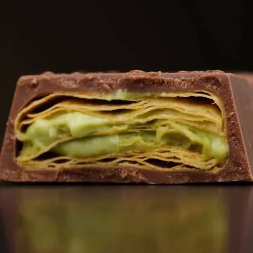 Artu Baklava Pistazie im Anschnitt, Teigschichten und Pistaziencreme in Milchschokolade